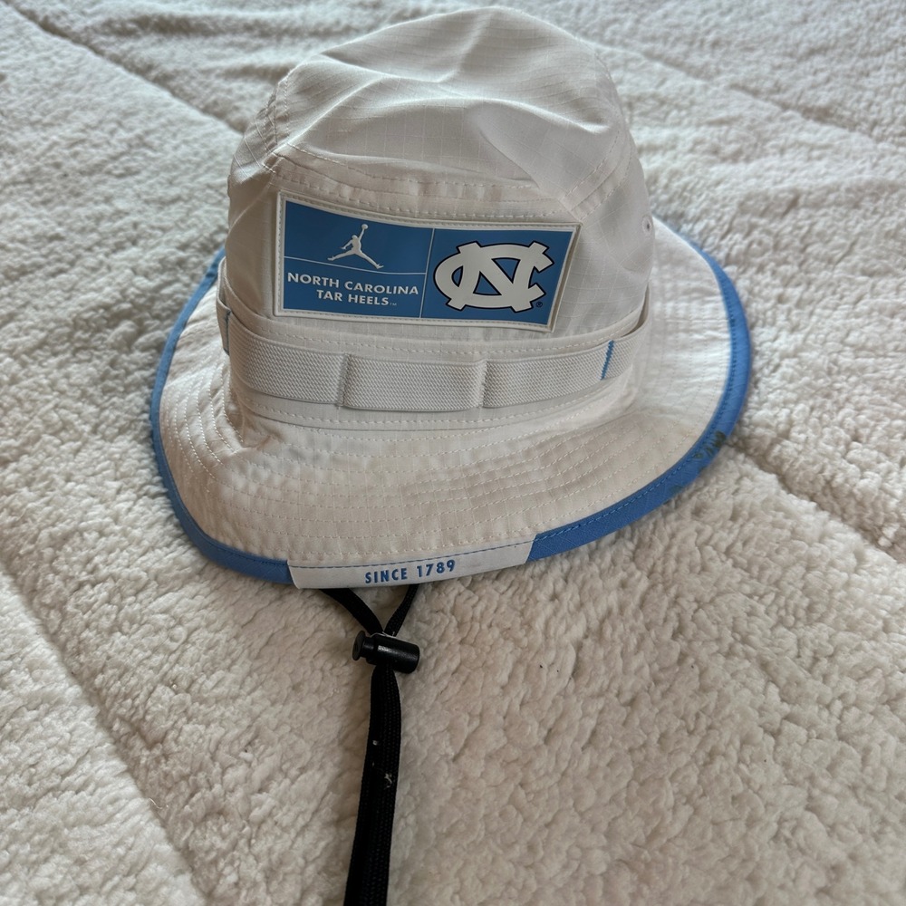 Jordan Bucket Hat Unisex Small NWOT White UNC Tar Heel Apex Bucket NCAA Fan Gear
